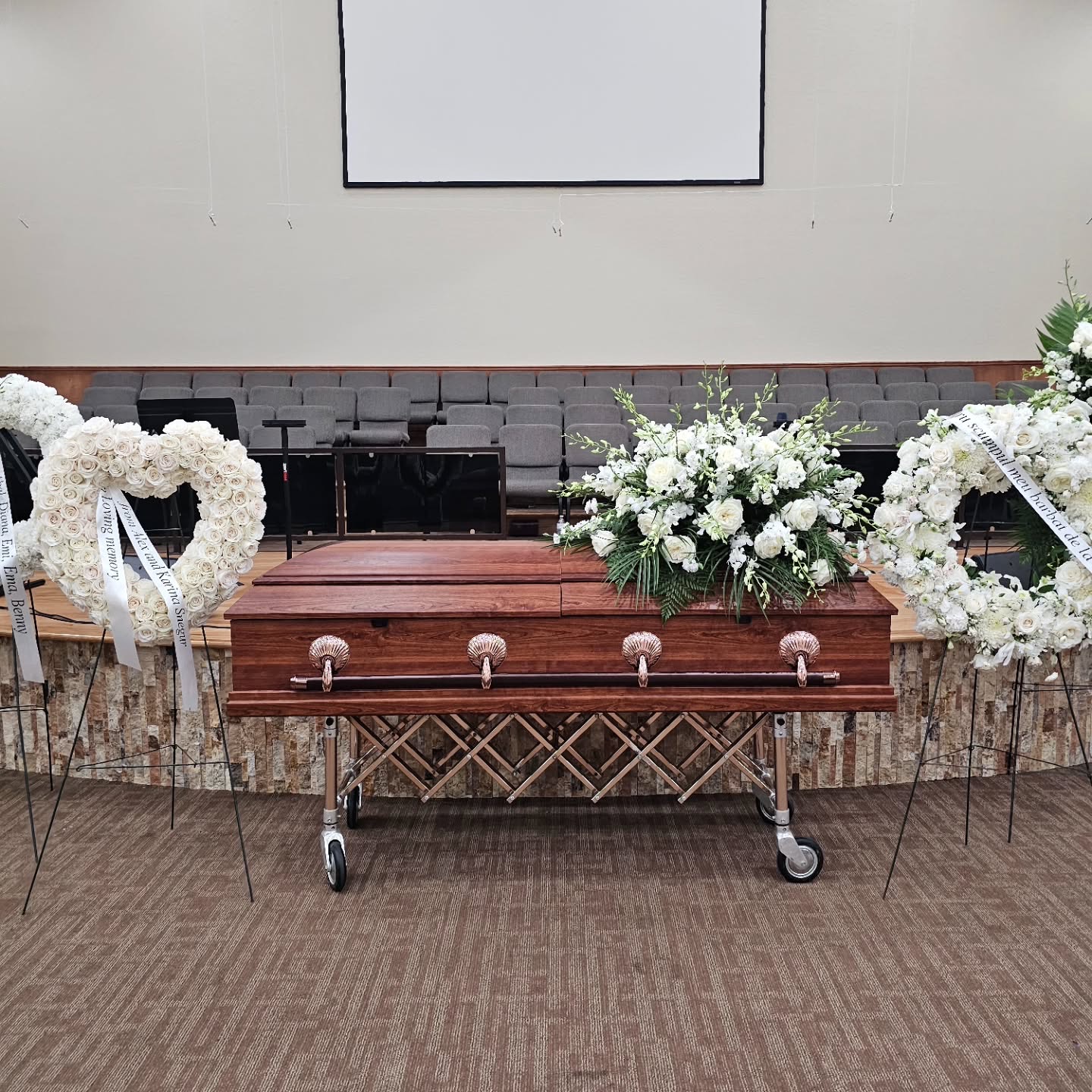 Сердце из цветов на похоронах