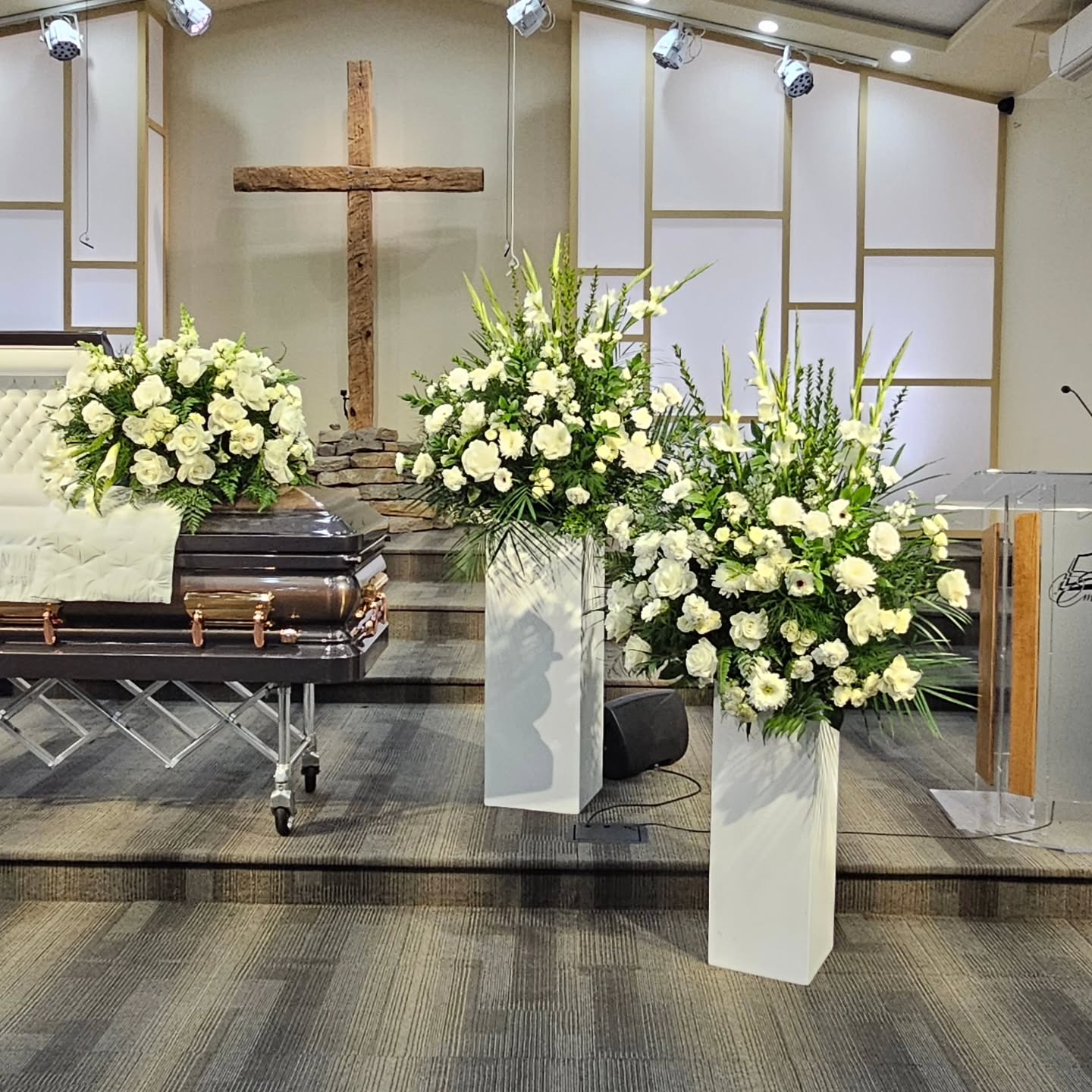 Цветы в церкви на похоронах Кларк Каунти